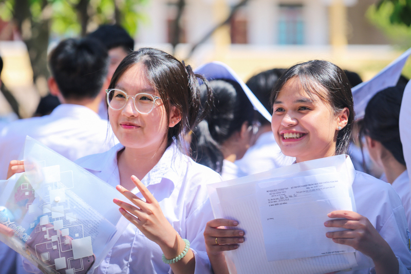 Các thí sinh nở nụ cười tươi chia sẻ niềm vui với bạn bè khi hoàn thành tốt bài thi
