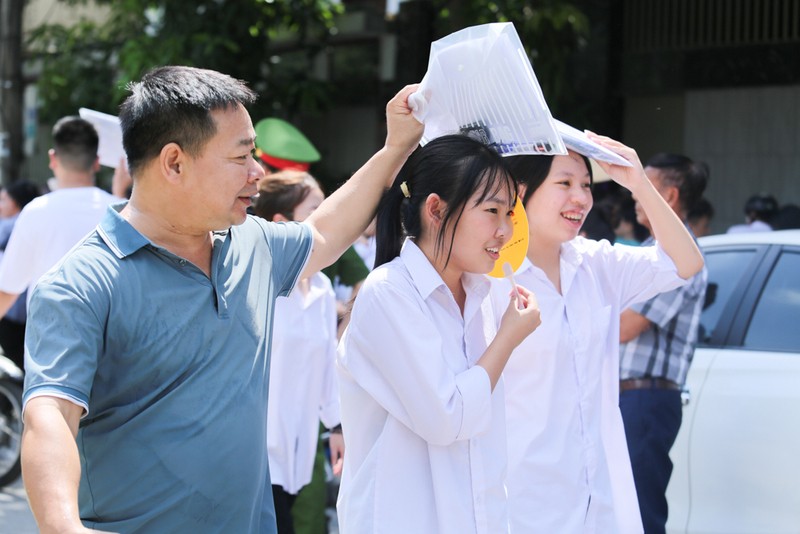 Thí sinh rạng rỡ ra về trong vòng tay phụ huynh