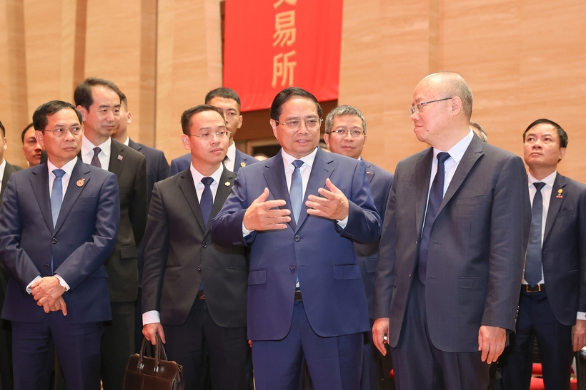 Thủ tướng trao đổi với lãnh đạo SSE để tìm hiểu kinh nghiệm phát triển trung tâm tài chính quốc tế Thượng Hải. Ảnh: VGP/Nhật Bắc
