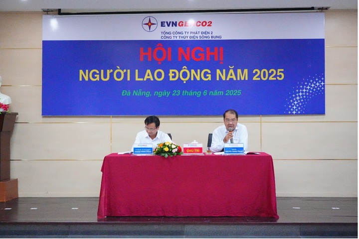 Ông Nguyễn Thành Trung, Bí thư Đảng ủy, Giám đốc Công ty (bên phải); ông Vương Thành Chung, Phó Giám đốc, Chủ tịch Công đoàn Công ty chủ trị Hội nghị (Ảnh: Bình An)