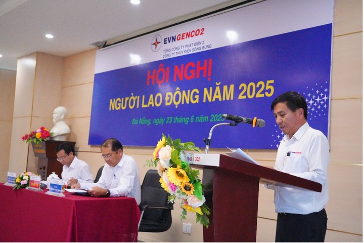 Ông Nguyễn Minh Chiến, Phó Bí thư Đảng ủy, Phó Giám đốc Công ty trình bày báo cáo tại Hội nghị (Ảnh: Bình An)