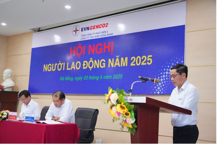 Ông Trần Hữu Truyền, Phó Chủ tịch Công đoàn Công ty trình bày báo cáo Công đoàn tại Hội nghị (Ảnh: Bình An)