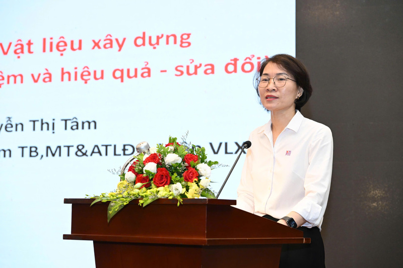 Bà Nguyễn Thị Tâm, Giám đốc Trung tâm Thiết bị môi trường và An toàn lao động Viện Vật liệu xây dựng, Bộ Xây dựng) trình bày tham luận tại Diễn đàn. Ảnh: Cấn Dũng