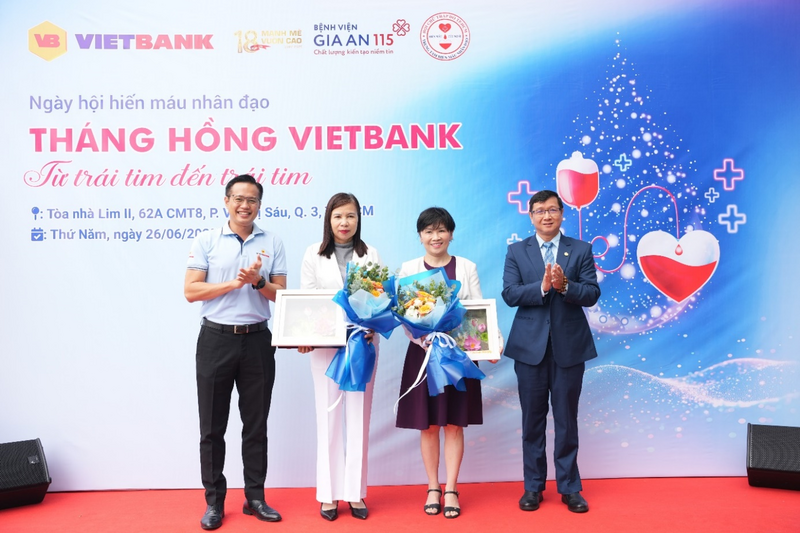 Lãnh đạo Vietbank trao hoa cảm ơn Lãnh đạo Trung tâm Hiến máu nhân đạo TP.HCM và Lãnh đạo Bệnh viện Gia An 115