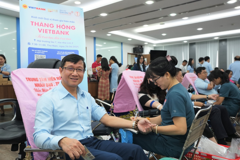 Ông Phạm Linh – Phó Tổng Giám đốc Vietbank hưởng ứng ngày hội hiến máu vì cộng đồng.
