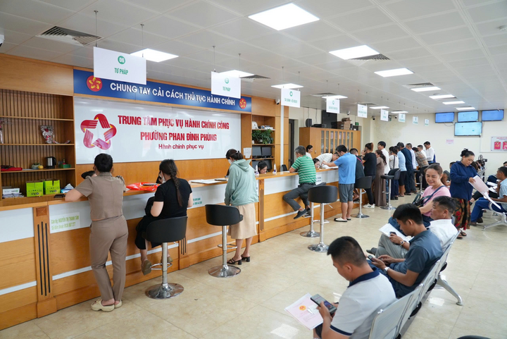 Người dân đến Trung tâm phục vụ hành chính công thực hiện giao dịch