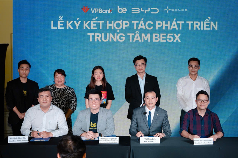 Ông Lê Minh Thái Barp – Giám đốc Phát triển kinh doanh VPBank (ngoài cùng bên trái) tại lễ ký kết hợp tác cùng BeGroup
