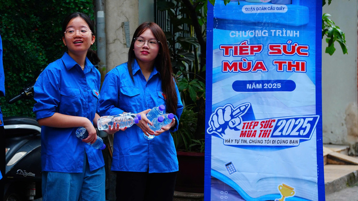 Các tình nguyện viên sẵn sàng "trao tay" nước uống cho phụ huynh và thí sinh (Ảnh: Phương Ly)
