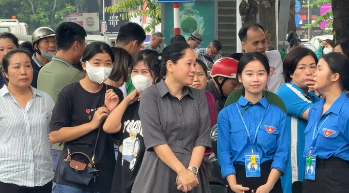 Lực lượng "áo xanh" luôn đồng hành cùng các bậc phụ huynh (Ảnh: Phương Ly)