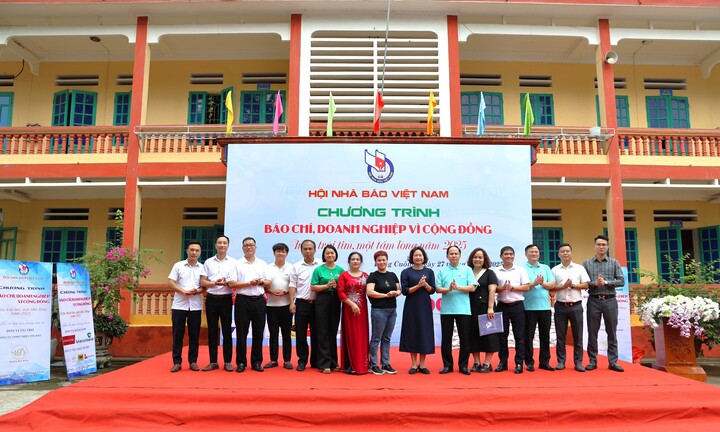 "Triệu trái tim, một tấm lòng" không chỉ là sự kiện xã hội mang ý nghĩa nhân văn, mà còn là biểu tượng cho sự kết nối, đồng hành giữa báo chí, doanh nghiệp và cộng đồng cùng chung tay vun đắp một tương lai tốt đẹp hơn cho những vùng đất còn nhiều khó khăn - Ảnh: Hải Dương