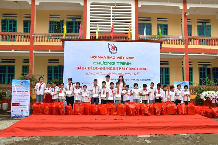 Trao quà tặng học sinh có hoàn cảnh đặc biệt khó khăn - Ảnh: Hải Dương