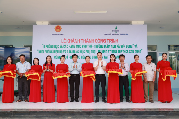Đại diện UBND huyện Sơn Tây, xã Sơn Dung, BSR và các thầy cô Trường Mầm non xã Sơn Dung và Trường PT DTBT TH&THCS xã Sơn Dung thực hiện nghi thức cắt băng khánh thành công trình. (Ảnh: BSR)