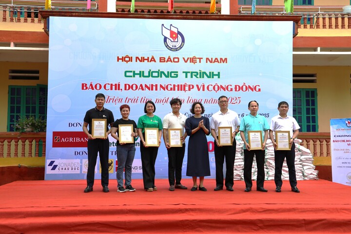 Ban tổ chức đã trao Bảng vàng tri ân đến các đơn vị đồng hành - Ảnh: Hải Dương