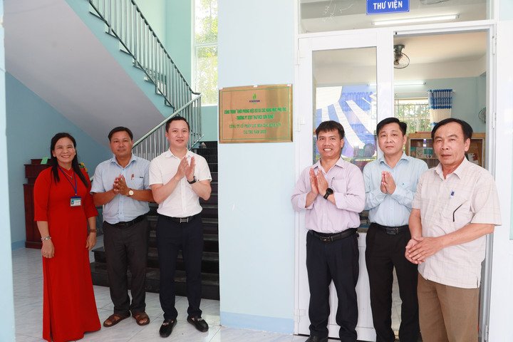 Ông Phạm Minh Nghĩa, Phó Tổng Giám đốc BSR và các cô giáo thực hiện nghi thức gắn biển tại Trường Mầm non xã Sơn Dung. (Ảnh: BSR)