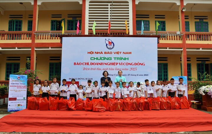 Trao quà tặng học sinh có hoàn cảnh đặc biệt khó khăn - Ảnh: Hải Dương