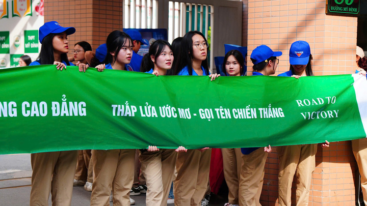 Chuẩn bị băng rôn cổ vũ trước giờ thí sinh hoàn thành bài thi (Ảnh: Phương Ly)