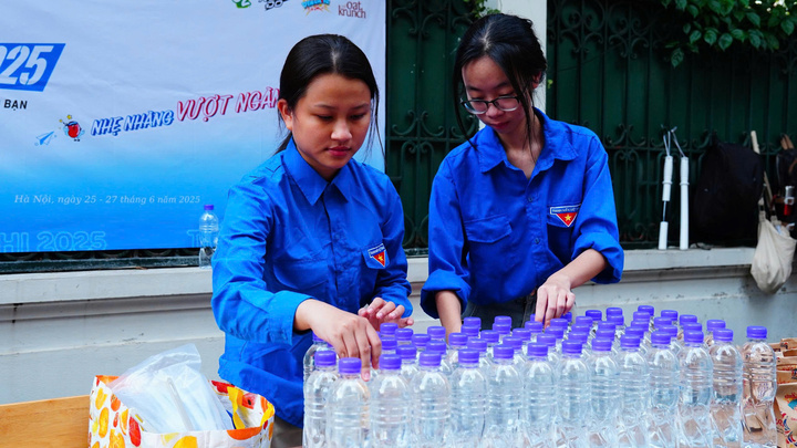 Tình nguyện viên kiểm đếm bánh và nước uống trước giờ thí sinh đến (Ảnh: Phương Ly)