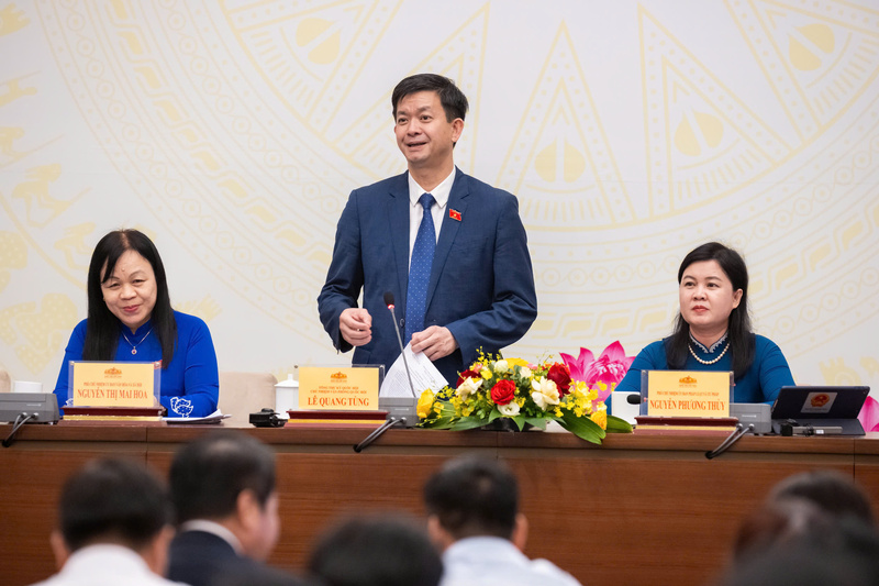 Tổng Thư ký Quốc hội Lê Quang Tùng điều hành buổi họp báo. Ảnh: Phi Long