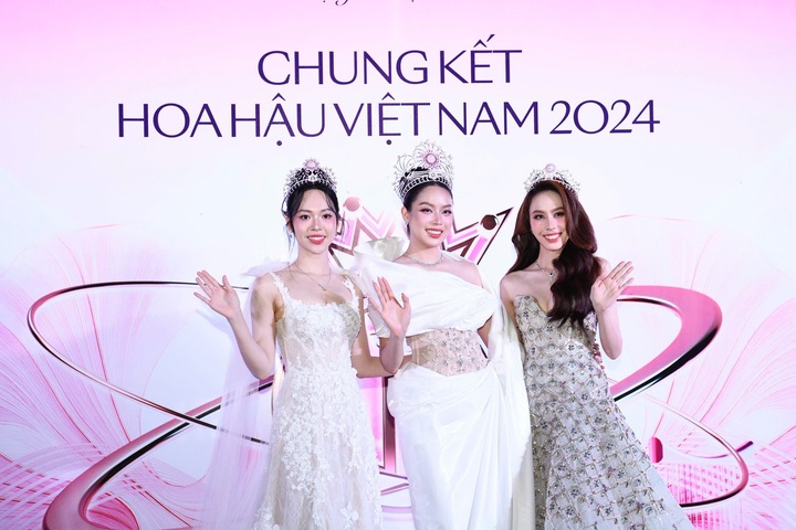 Hoa hậu Việt Nam 2022 Huỳnh Thị Thanh Thủy cùng Á hậu Trịnh Thùy Linh và Á hậu Ngọc Hằng xuất hiện lộng lẫy trên thảm đỏ. Ảnh: BTC