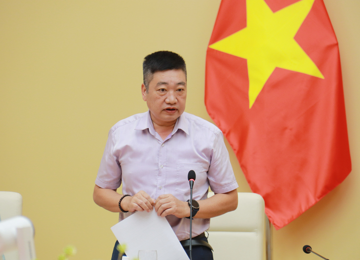 Ông Bùi Phương Nam, Giám đốc Ban QLDA Điện 1 báo cáo tại cuộc họp. Ảnh: Thanh Tuấn