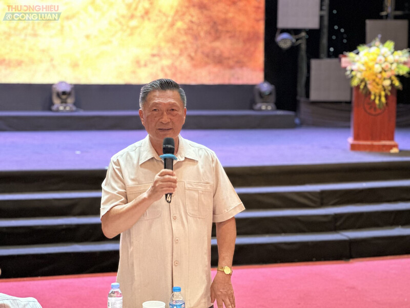 Ông Hoàng Văn Kể, Chủ tịch Hội đồng Mạc tộc Hải Phòng thông tin đến các cơ quan báo chí về sự kiện