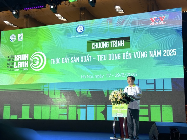 Thứ trưởng Bộ Công Thương Nguyễn Sinh Nhật Tân phát biểu khai mạc chương trình. Ảnh: Hoàng Lan