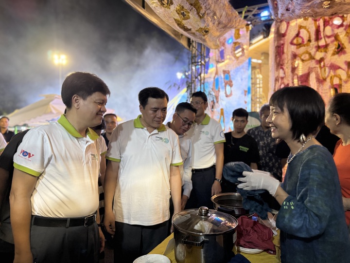 Lãnh đạo Bộ Công Thương, Lãnh đạo Uỷ ban Công nghệ và Môi trường của Quốc hội tham quan các gian hàng tại triển lãm. Ảnh: Hoàng Lan
