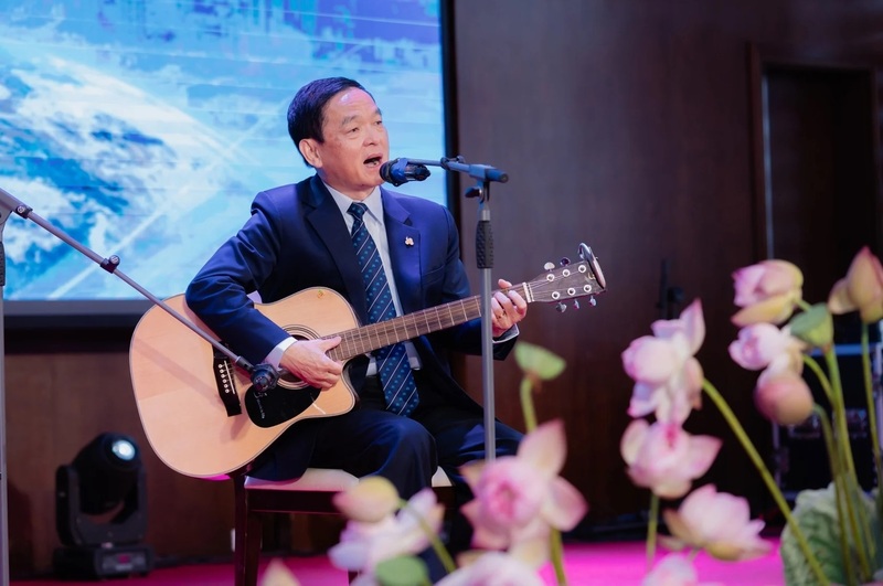 Ông Lê Viết Hải hát tại sự kiện ra mắt dự án "Địa cầu quê tôi"