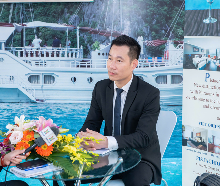 Ông Nguyễn Văn Quảng trả lời phỏng vấn báo chí về vấn đề lừa đảo khách du lịch từ các trang fanpage "ma". Ảnh: TH