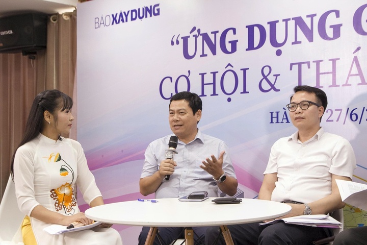 Ông Nguyễn Tiến Thông (ngồi giữa), Tổ trưởng Tổ Kỹ thuật, Phòng Quản lý thực hiện dự án 1 (Ban quản lý Đường sắt đô thị Hà Nội)
