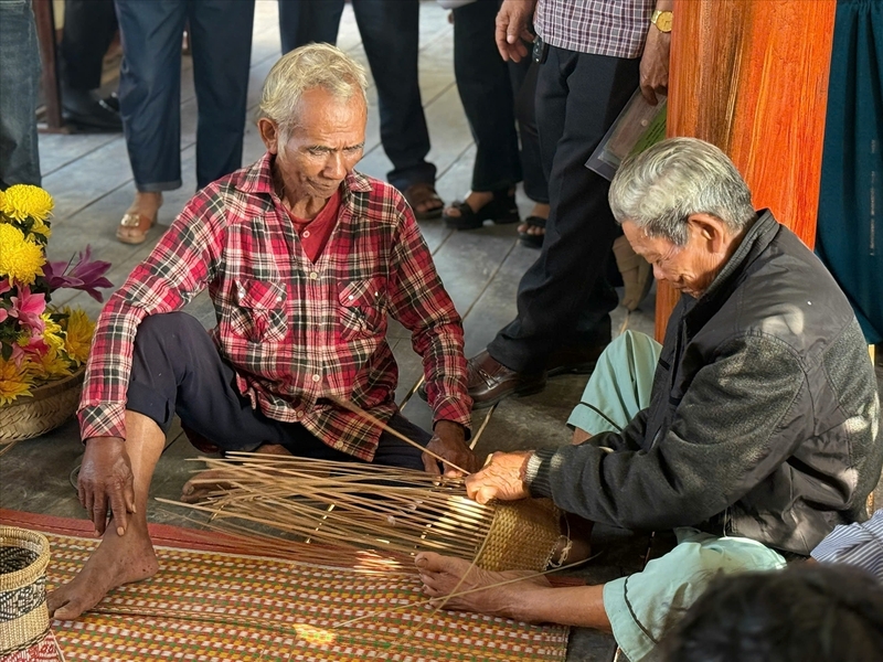 Phát triển sản phẩm đan lát tại huyện Đồng Xuân (Ảnh: N.Triều)