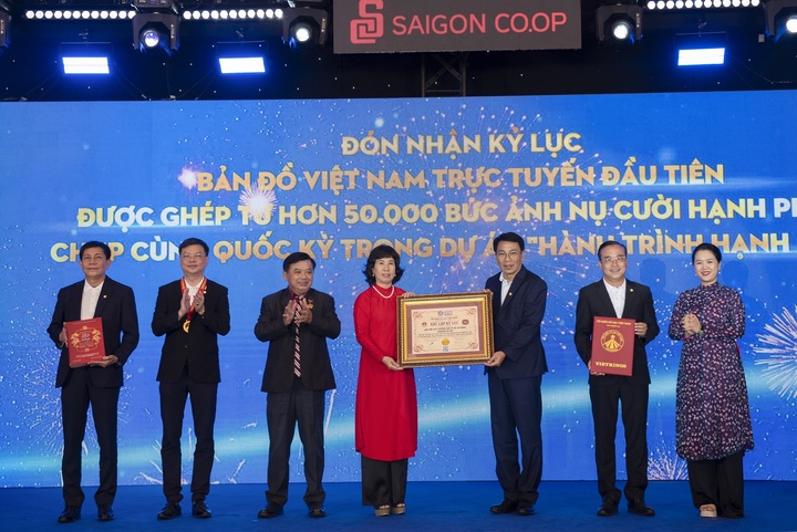 Saigon Co.op nhận kỷ lục Việt Nam - Bản đồ Việt Nam trực tuyến được ghép từ 50.000 nụ cười hạnh phúc chụp cùng Quốc Kỳ