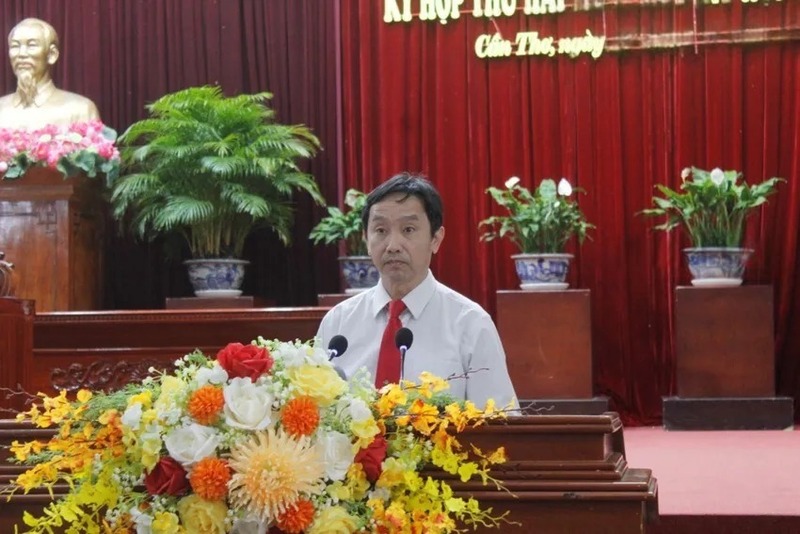 Ông Lê Tiến Dũng - Giám đốc Sở Xây dựng TP. Cần Thơ - thông tin tại kỳ họp. Ảnh: Nhẫn Nam