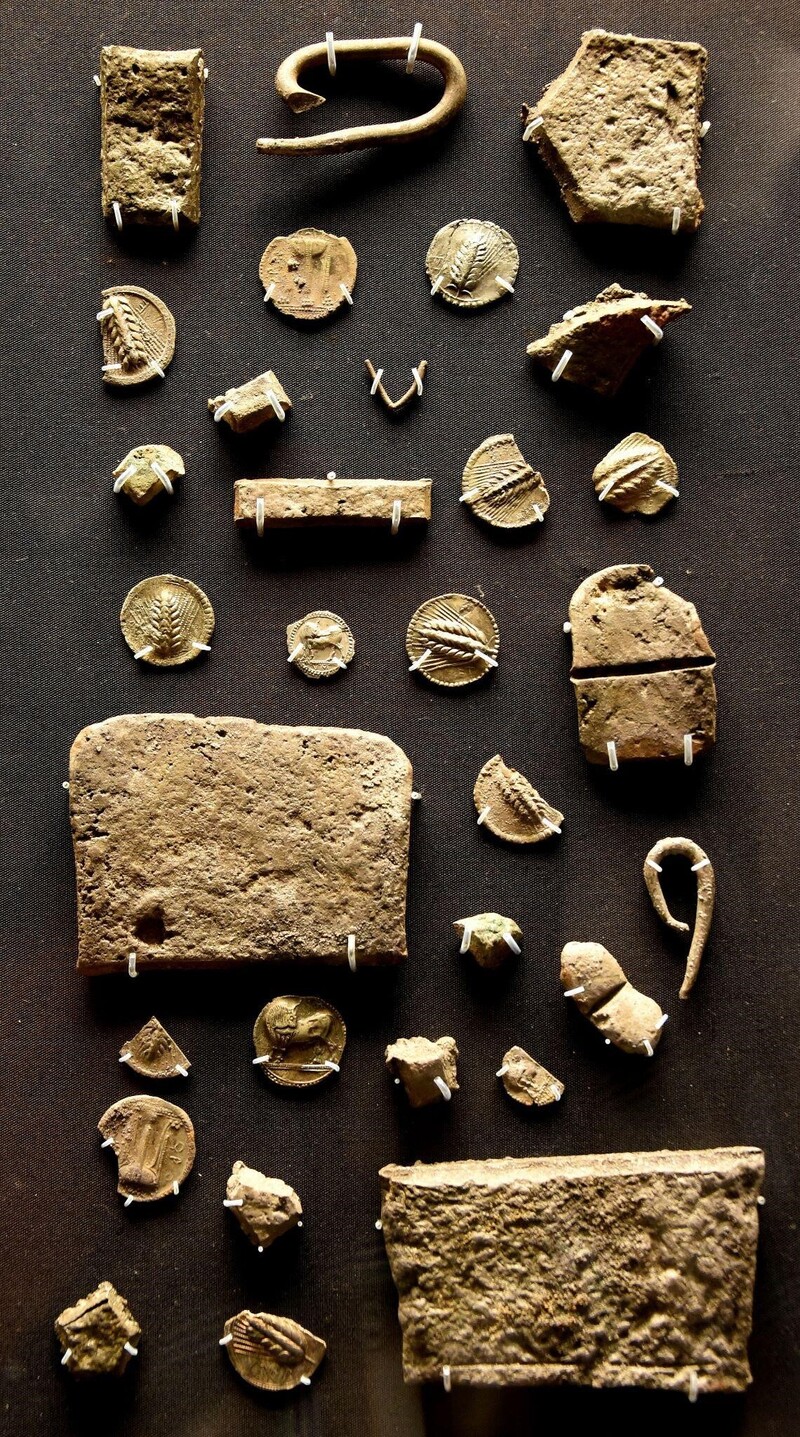 Những đồng xu và đồ vật bằng bạc cổ đại. Nguồn: Worldhistory.org