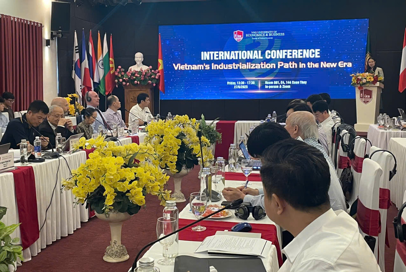 Bà Nguyễn Anh Thu- Phó hiệu trưởng Trường Đại học Kinh tế  (thuộc Đai học Quốc gia Hà Nội) phát biểu tại hội thảo.  Ảnh: TT