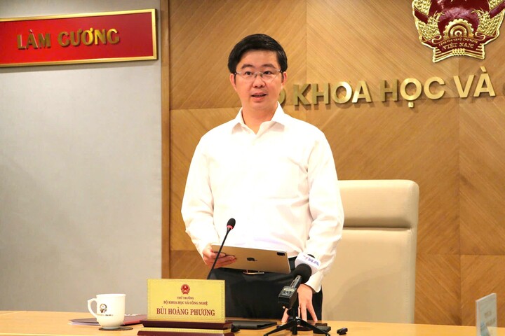 Thứ trưởng Bộ Khoa học và Công nghệ Bùi Hoàng Phương phát biểu tại họp báo. Ảnh: Phong Lâm