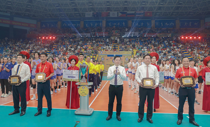 Tổng Giám đốc Đài Truyền hình Việt Nam Nguyễn Thanh Lâm trao kỷ niệm chương cho các đơn vị phối hợp trong tổ chức Giải Bóng chuyền nữ Quốc tế VTV Ferroli Cup 2025. Ảnh: Trà Hương