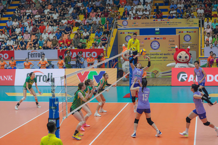 Pha bóng kịch tính giữa Đội tuyển Australia và Việt Nam National Team. Ảnh: Trà Hương