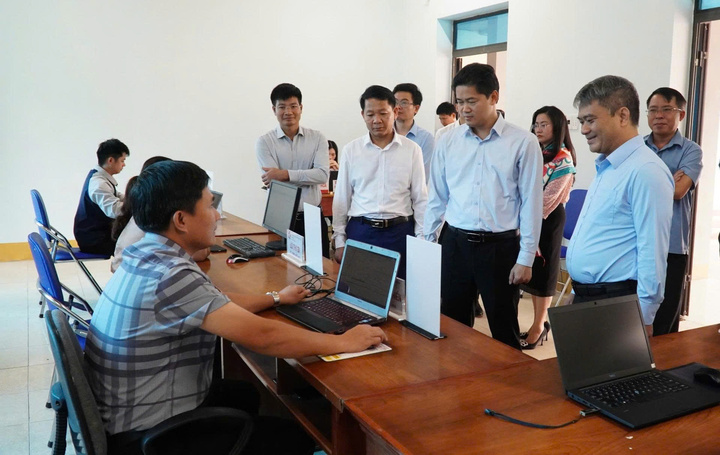 Đoàn công tác kiểm tra quá trình vận hành thử nghiệm và chuẩn bị triển khai chính quyền địa phương 2 cấp tại xã Khun Há. Ảnh: PL