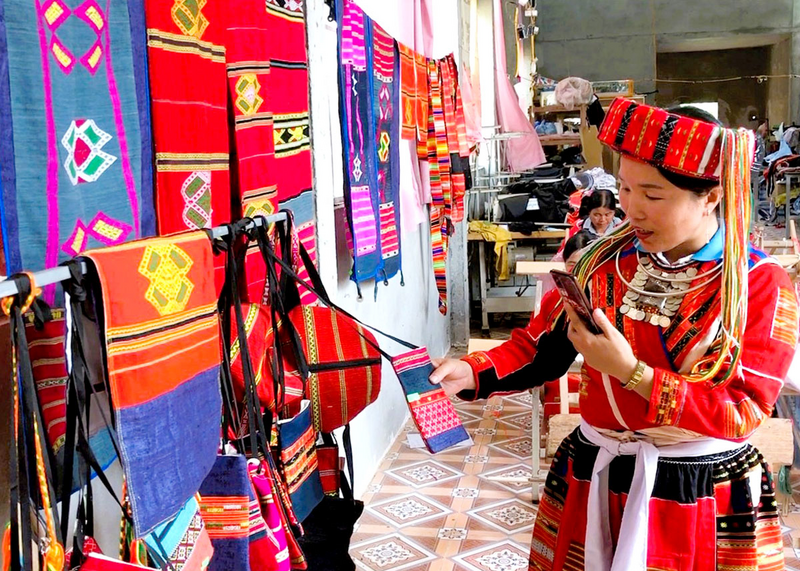 Đồng bào dân tộc Pà Thẻn có công ăn việc làm ổn định nhờ duy trì và phát triển nghề dệt thổ cẩm truyền thống phục vụ khách du lịch