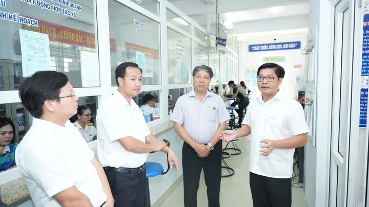 Phó Chủ tịch UBND thành phố Huế Nguyễn Chí Tài (bên phải) kiểm tra công tác vận hành chính quyền hai cấp tại huyện A Lưới (Ảnh: Hiếu Minh)