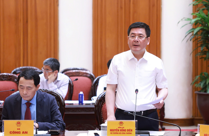Bộ trưởng Bộ Công Thương Nguyễn Hồng Diên phát biểu tại phiên họp. Ảnh: VGP/Nhật Bắc
