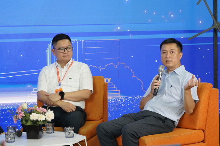 Nhà báo Nguyễn Hoàng Nhật, Phó Trưởng ban Nhân Dân điện tử (cầm mic) và TS. Trần Văn Lệ, Trưởng Khoa Truyền thông, Trường Đại học Đại Nam tại tọa đàm