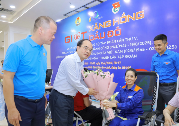 Phó Tổng Giám đốc Petrolimex Nguyễn Sỹ Cường động viên người lao động tham gia hiến máu tình nguyện