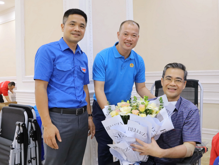 Phó Chủ tịch Công đoàn Xăng dầu Việt Nam Đường Xuân Chiến và Phó Bí thư Đoàn Thanh niên Petrolimex Nguyễn Ngọc Tú trao hoa tặng tình nguyện viên hiến máu
