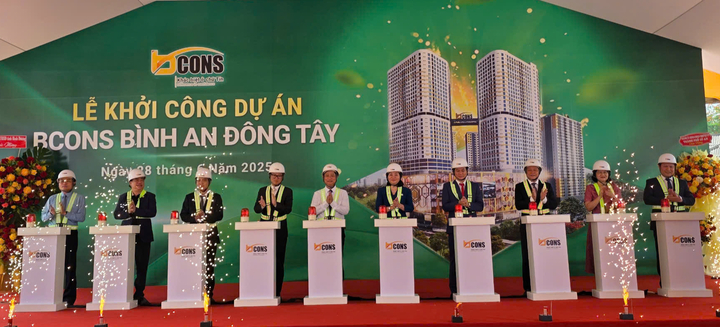Các đại biểu thực hiện nghi thức khởi công dự án Bcons Bình An - Đông Tây.