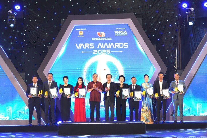 TS Nguyễn Văn Đính, Phó Chủ tịch Hiệp hội Bất động sản Việt Nam, Chủ tịch Hội Môi giới bất động sản Việt Nam (VARS) trao giải tại chương trình “Vinh danh nghề môi giới bất động sản Việt Nam – VARS AWARDS 2025”.