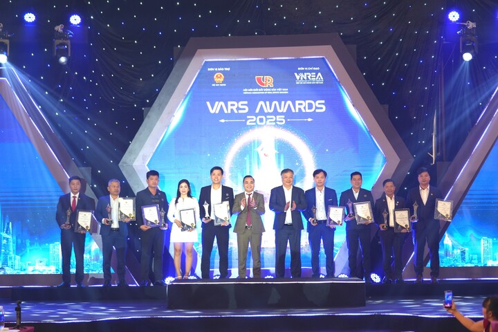 Nhiều sàn môi giới, doanh nhân và cá nhân môi giới được vinh danh trong chương trình “Vinh danh nghề môi giới bất động sản Việt Nam – VARS AWARDS 2025”.