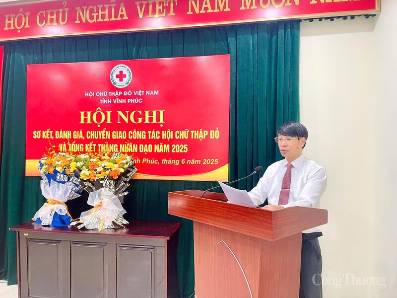 Ông Nguyễn Khắc Hiếu - Phó Chủ tịch UBND tỉnh Vĩnh Phúc tại Hội nghị sơ kết, đánh giá, chuyển giao công tác Hội Chữ Thập Đỏ tỉnh Vĩnh Phúc. Ảnh: NH