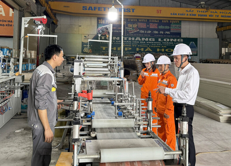 PC Thanh Hóa tư vấn doanh nghiệp trong Khu công nghiệp Tây Bắc Ga (TP. Thanh Hóa) tham gia chương trình điều chỉnh phụ tải (DR) tự nguyện. Ảnh: Hùng Mạnh